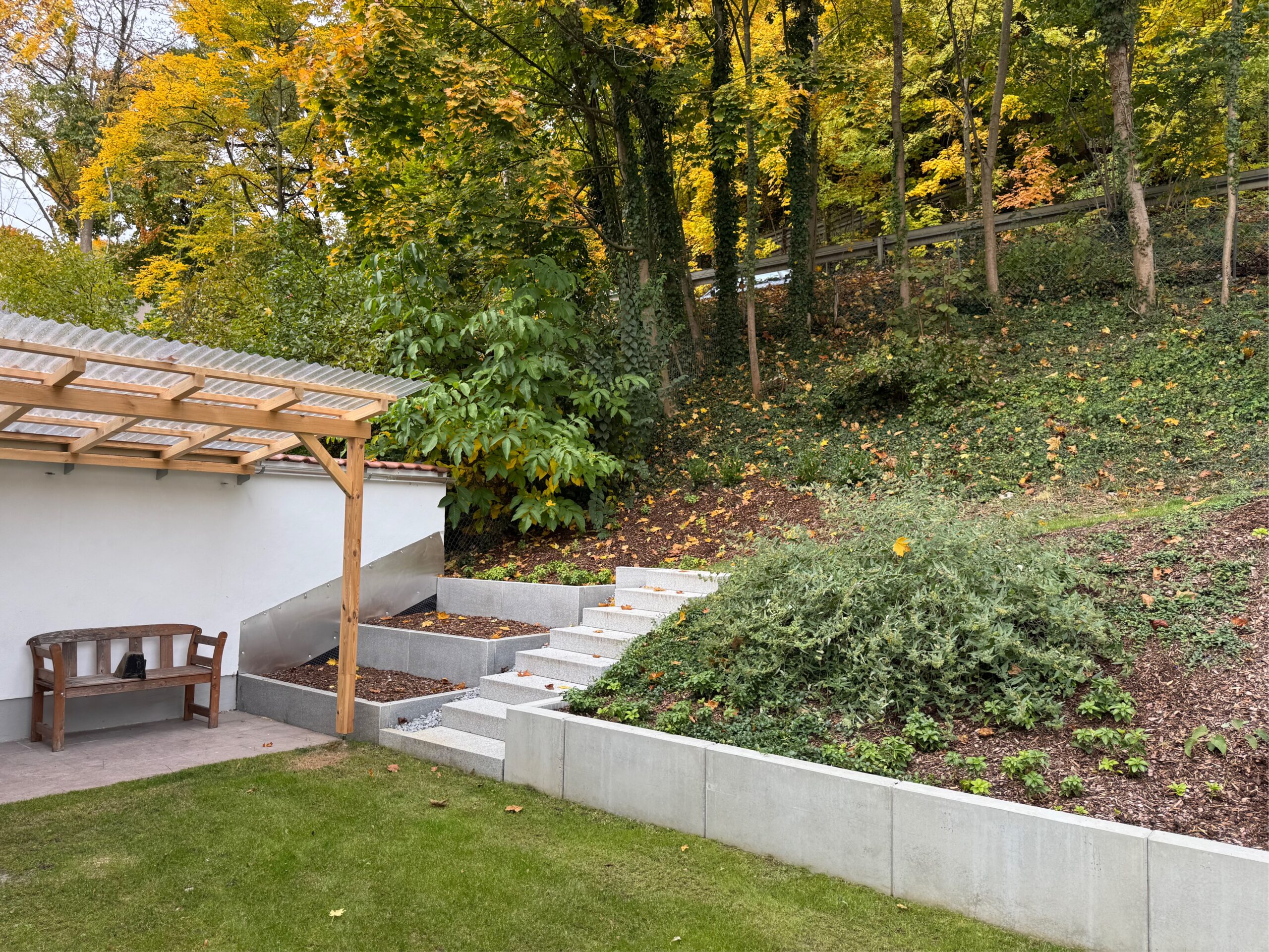 Freisitz - Rasenfläche - Hang hinterm Haus